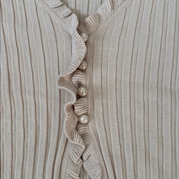 🤎🧋NWOT Ruffled Pearl Button Cardigan🧋🤎 - Picture 3 of 7